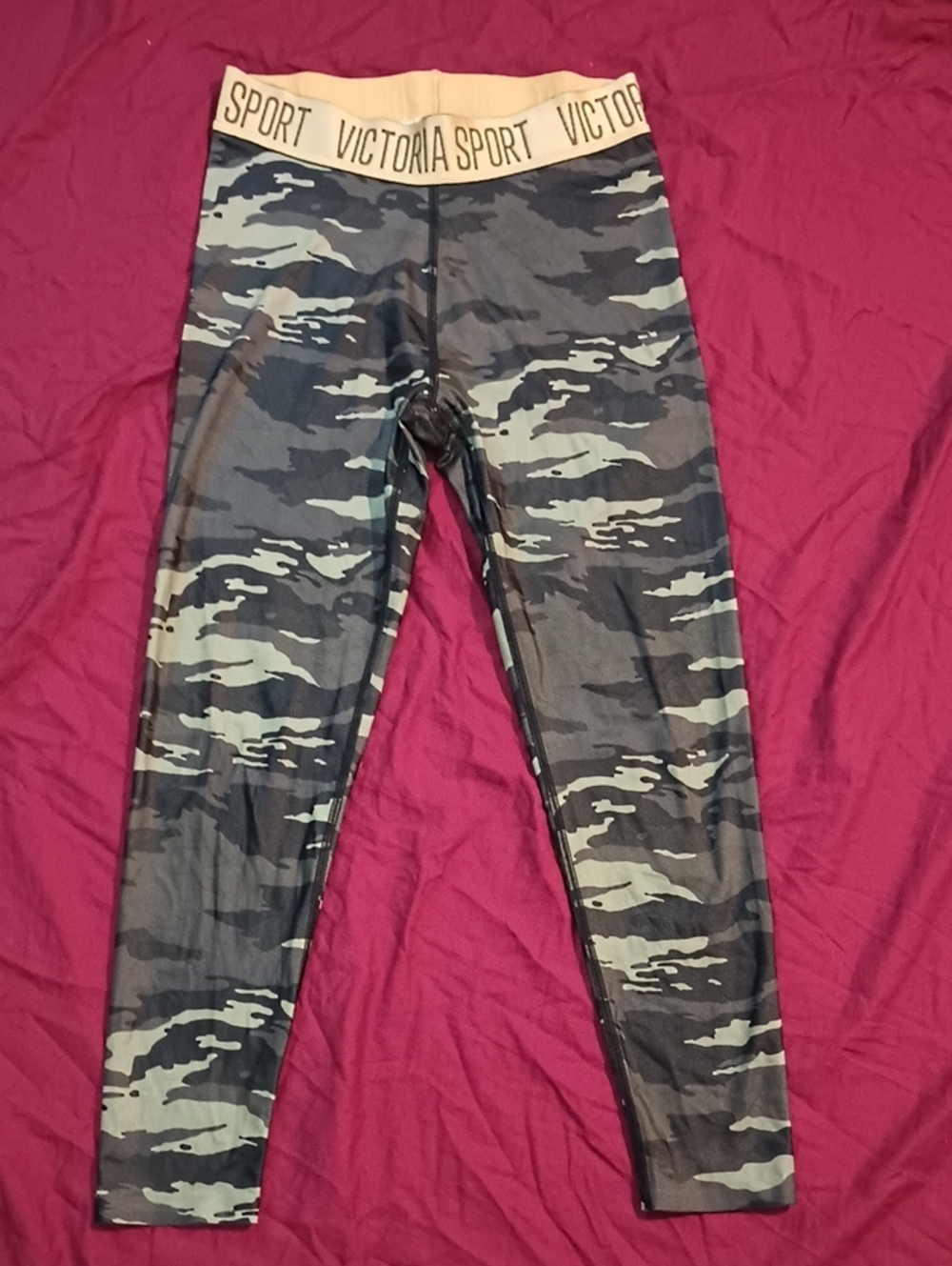 Victoria Sport Woman's Green Camo Leggings Size M Gym Workout Like New Dri Wic